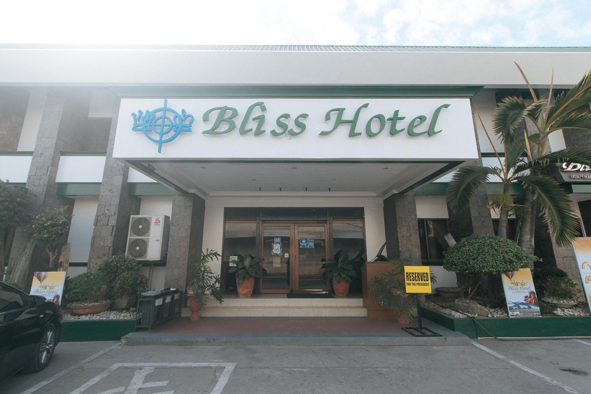 Bliss Hotel Dau Mabalacat Exteriör bild
