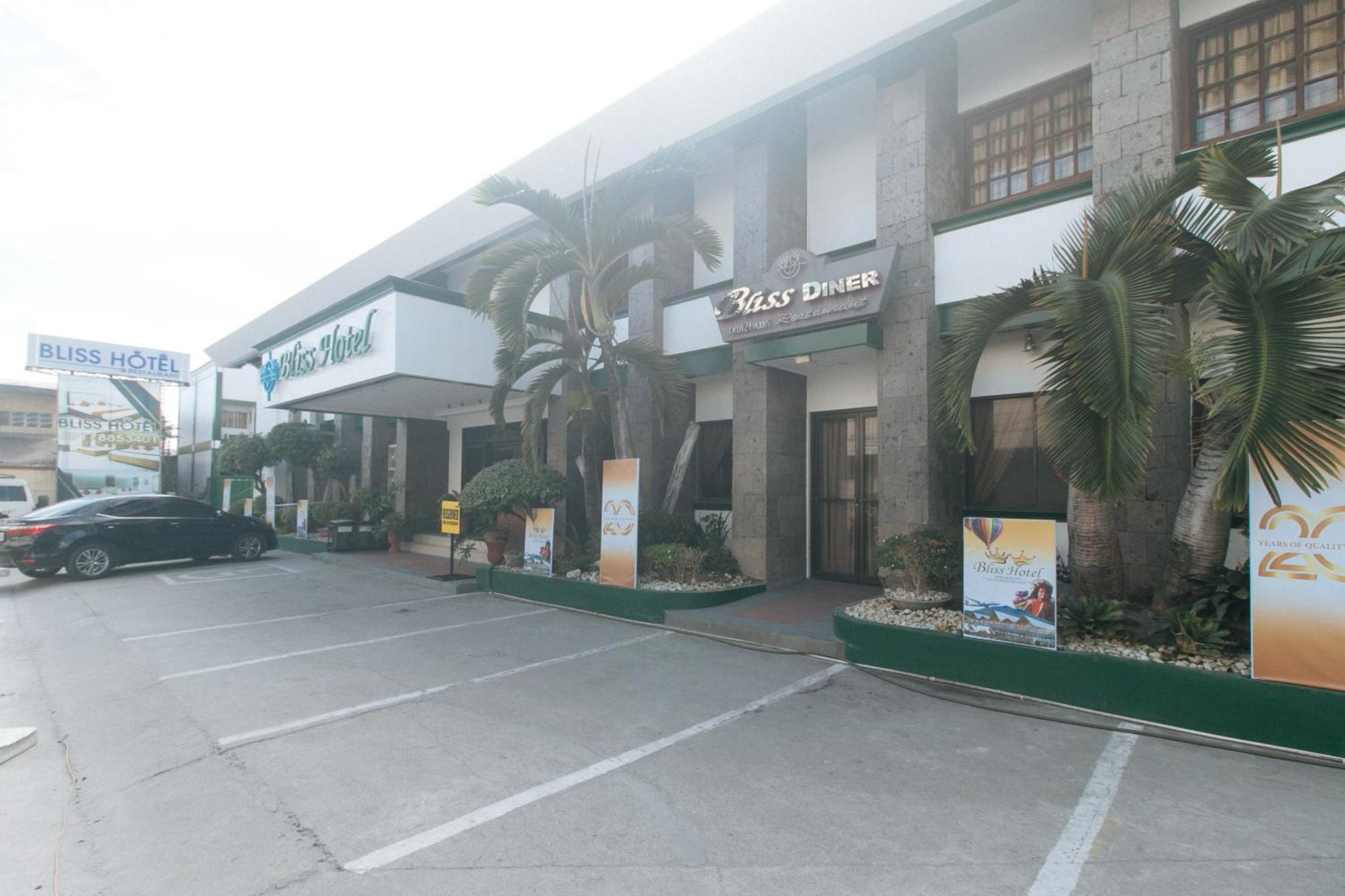 Bliss Hotel Dau Mabalacat Exteriör bild
