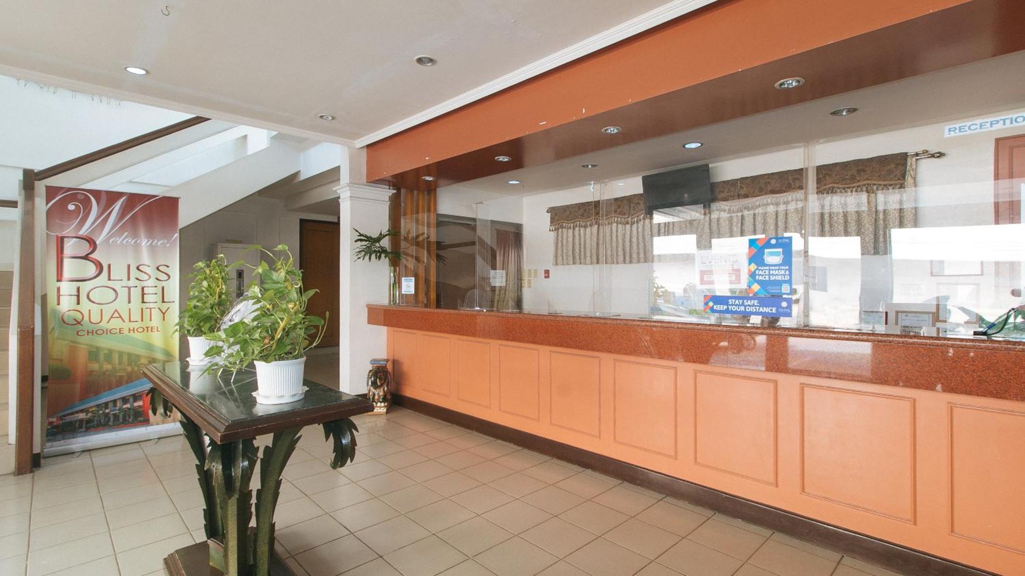 Bliss Hotel Dau Mabalacat Exteriör bild