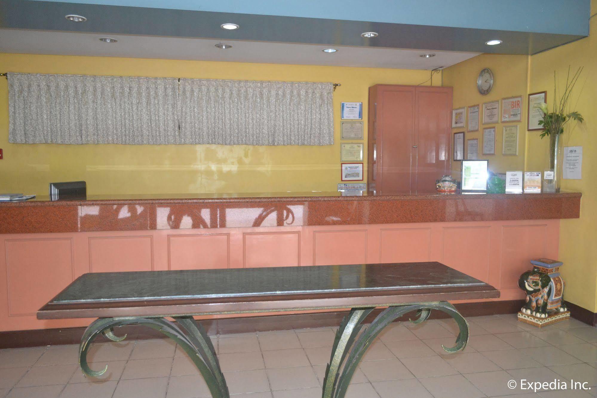 Bliss Hotel Dau Mabalacat Exteriör bild