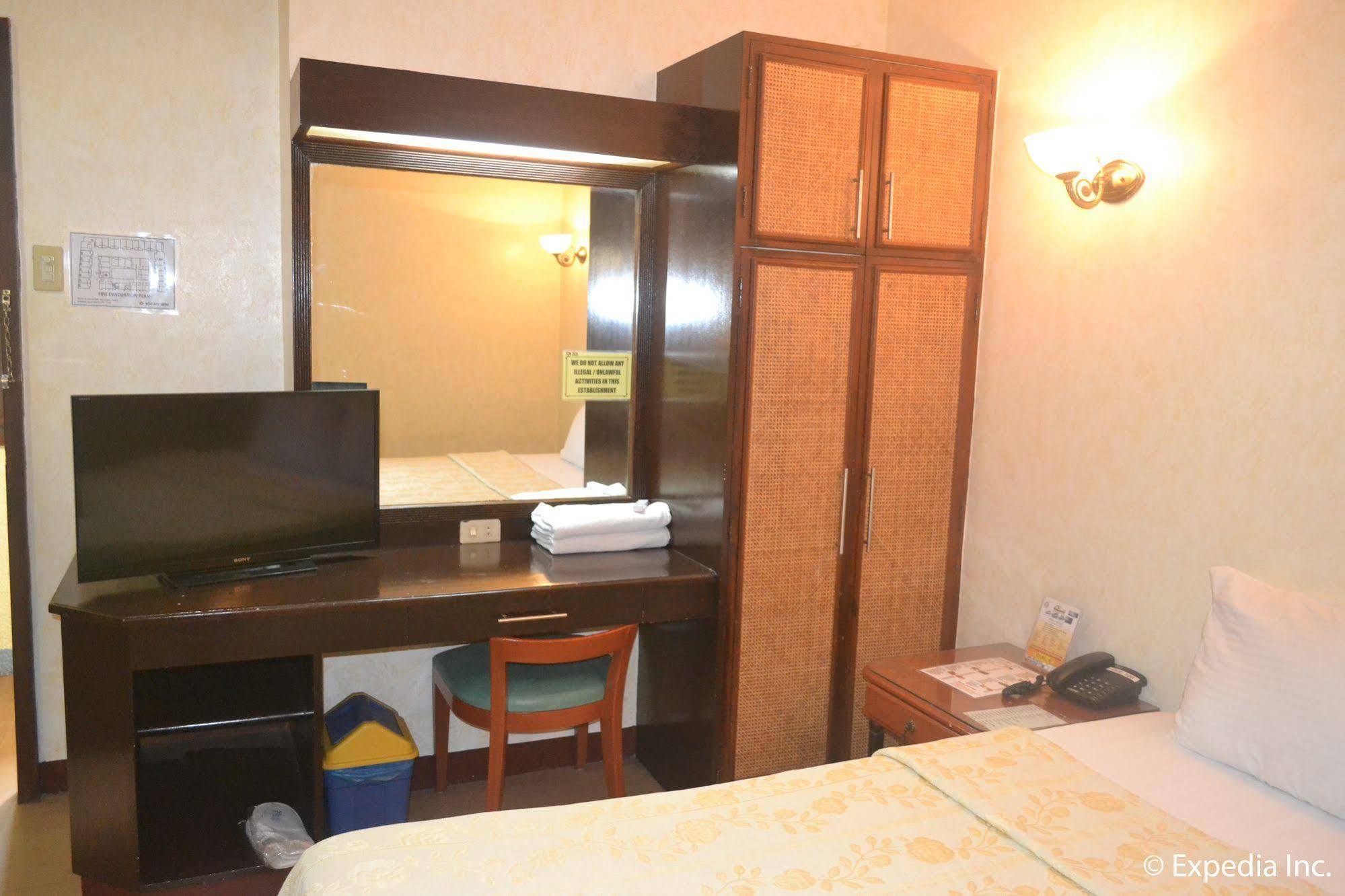 Bliss Hotel Dau Mabalacat Exteriör bild
