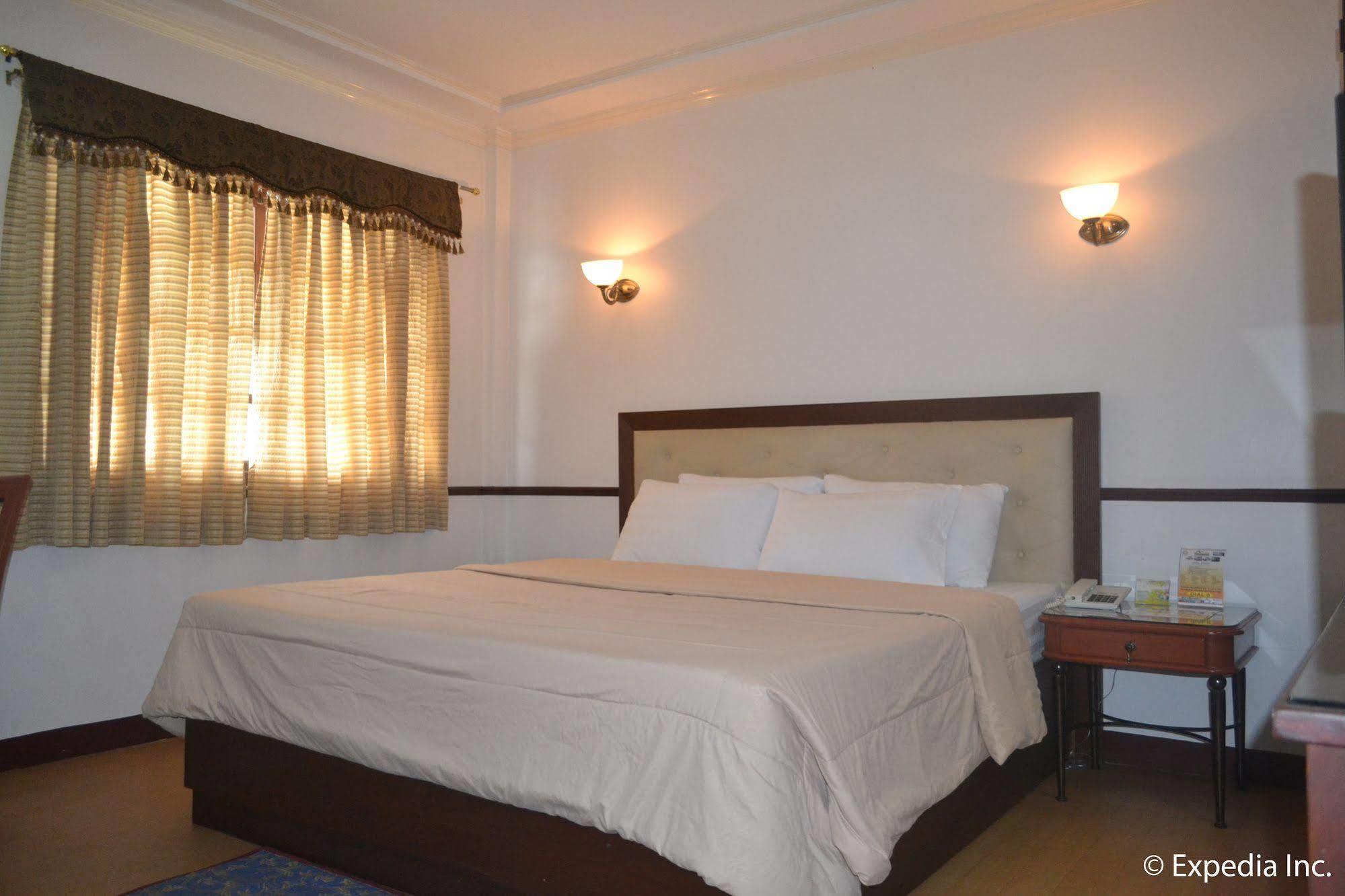 Bliss Hotel Dau Mabalacat Exteriör bild