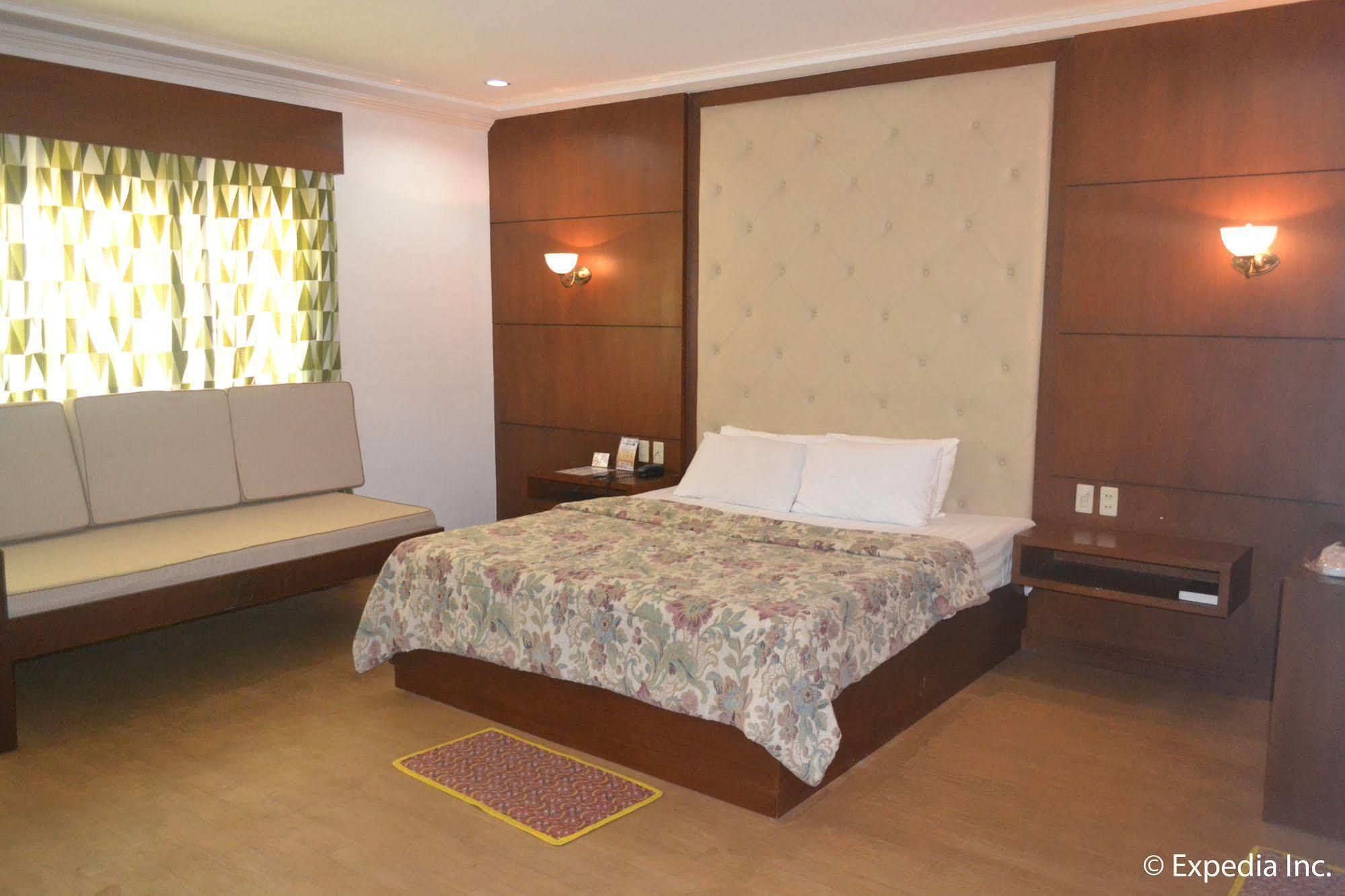 Bliss Hotel Dau Mabalacat Exteriör bild