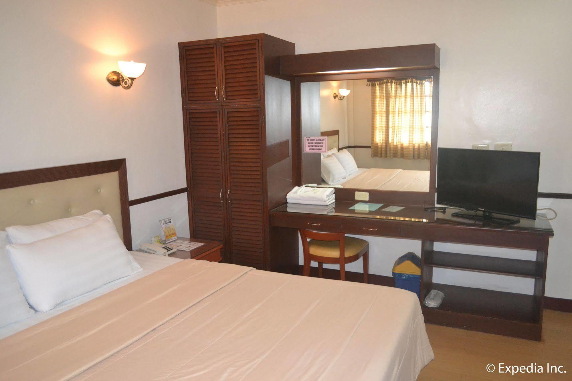 Bliss Hotel Dau Mabalacat Exteriör bild
